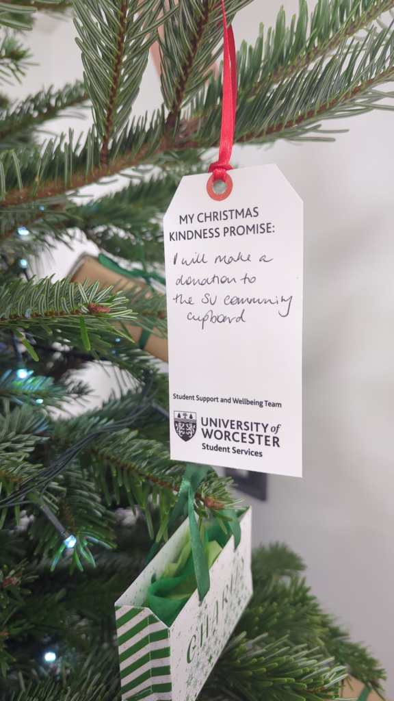 Gift tag which says: "My Christmas Kindness Promise is I will make a donation to the SU Community cupboard"